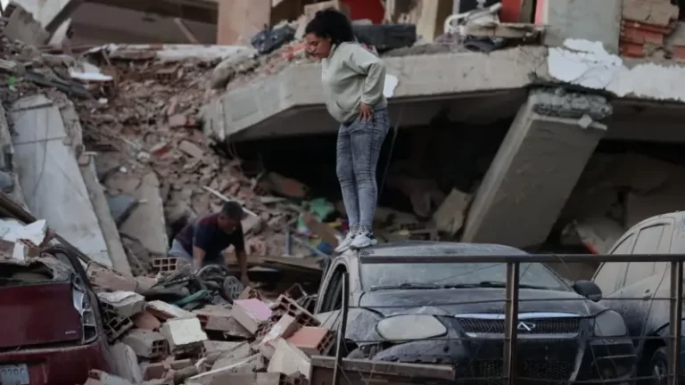 Strong earthquake hits Venezuela as buildings collapse in Caracas – follow live – BBC