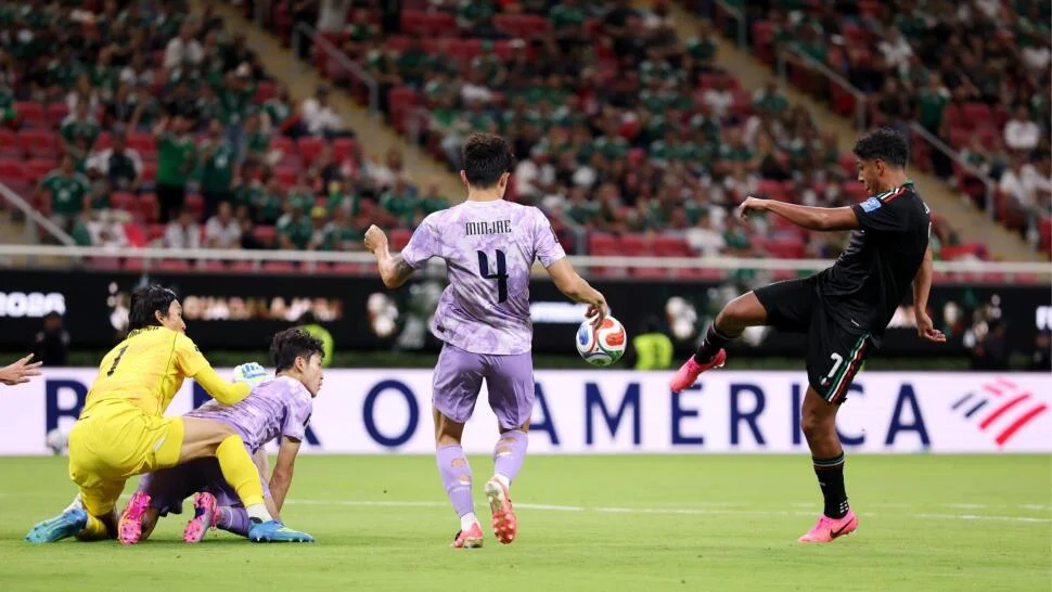 World Cup! Mexico goes through first